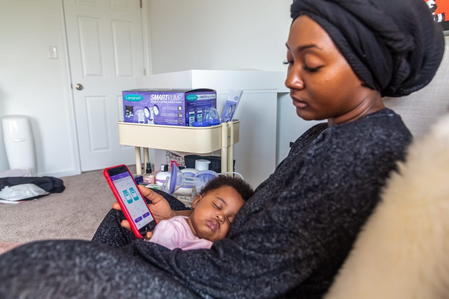 mom pumping using breast pump